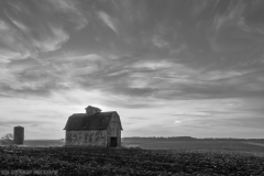 IMG4043_barn_glow_BW_lores